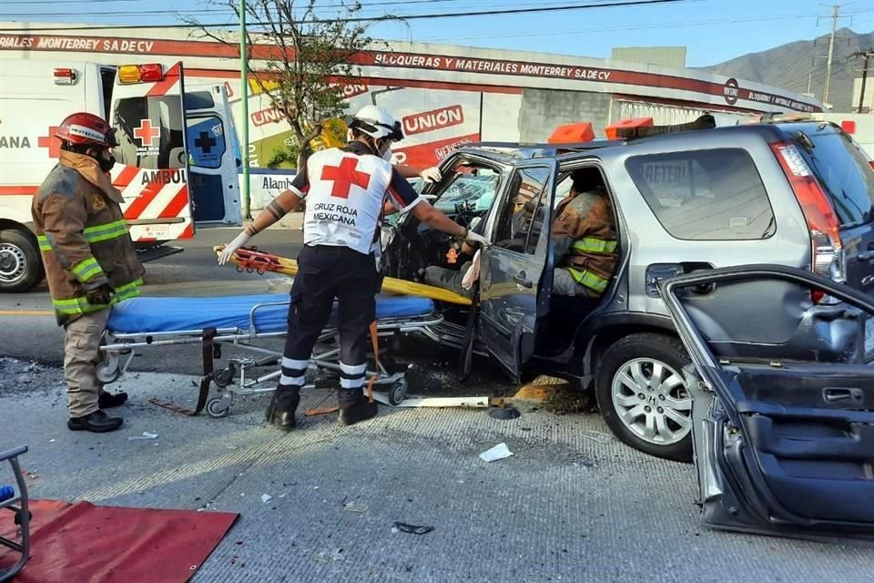 Tras el fuerte choque, la puerta de la camioneta quedó trabada con el conductor lesionado en el interior, por lo que fue necesario la intervención de elementos de Protección Civil.