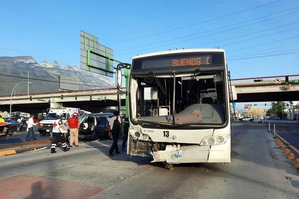Testigos señalaron que el hombre circulaba por la Avenida Lincoln, en dirección al oriente, y al querer tomar Rangel Frías, hacia el norte, fue impactado por la unidad de Ecovía número 13.
