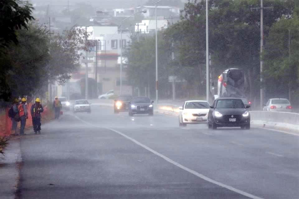 En San Pedro y Santa Catarina, además del sector Cumbres, en Monterrey, iniciaron precipitaciones intermitentes.