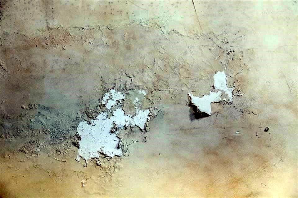 La humedad se puede identificar al ver salitre, que es una especie de polvo blanco en el área del techo o paredes.