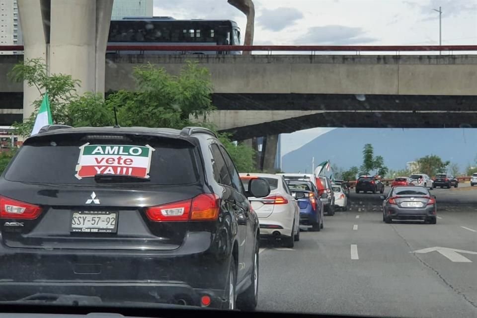 Pese al pronóstico de fuertes lluvias por el huracán Hanna, Frena realizó su quinta caravana en la Ciudad para exigir la renuncia de AMLO.