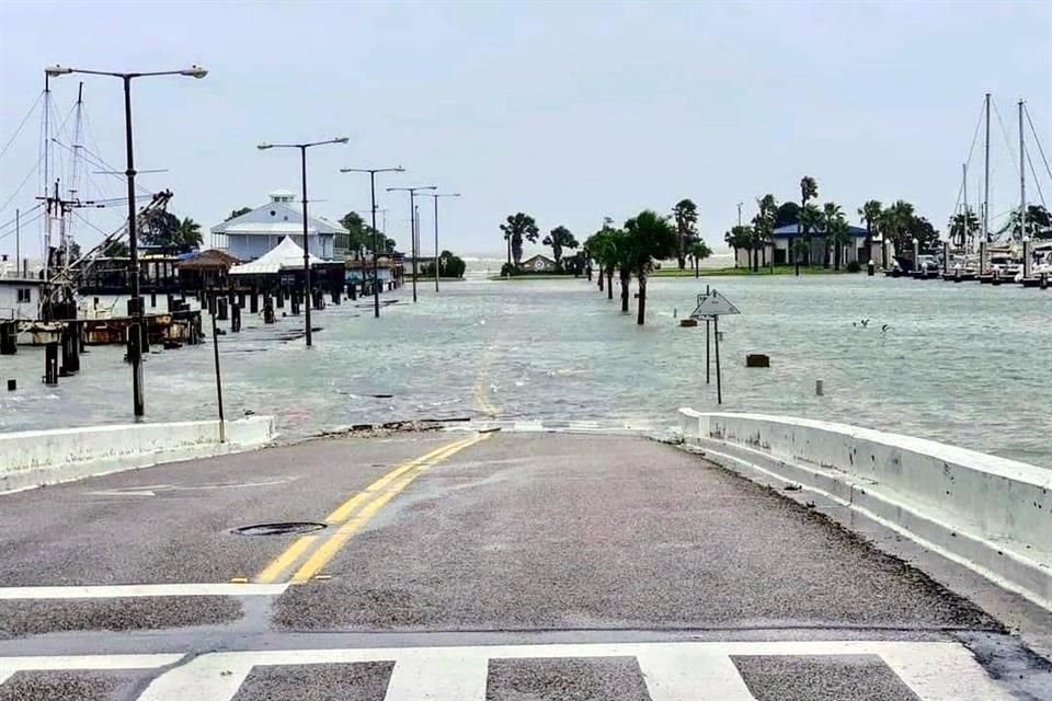 El agua de la corriente ya alcanza caminos al lado del mar.