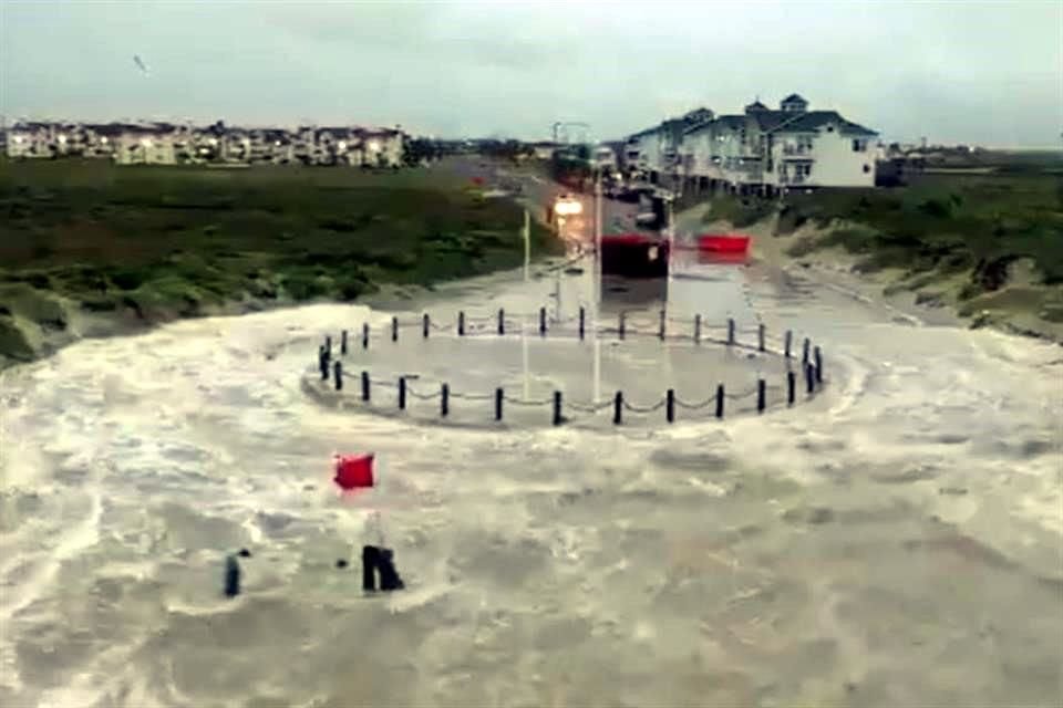 El Malecón Puerto Isabel se inunda.