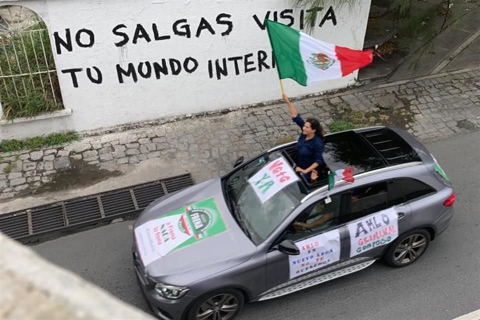 Los manifestantes nuevamente colocaron en sus vehículos pancartas y mantas contra el Presidente, y algunos llevaban también la Bandera nacional.