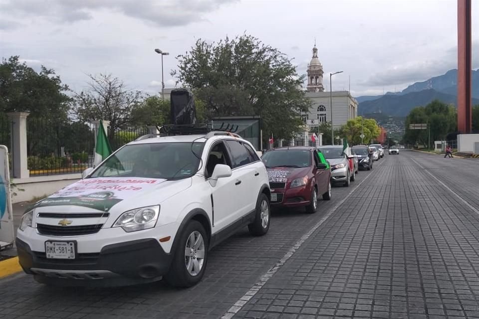 Unos 18 vehículos llegaron de Apodaca al Centro, donde esperaron a las demás caravanas.