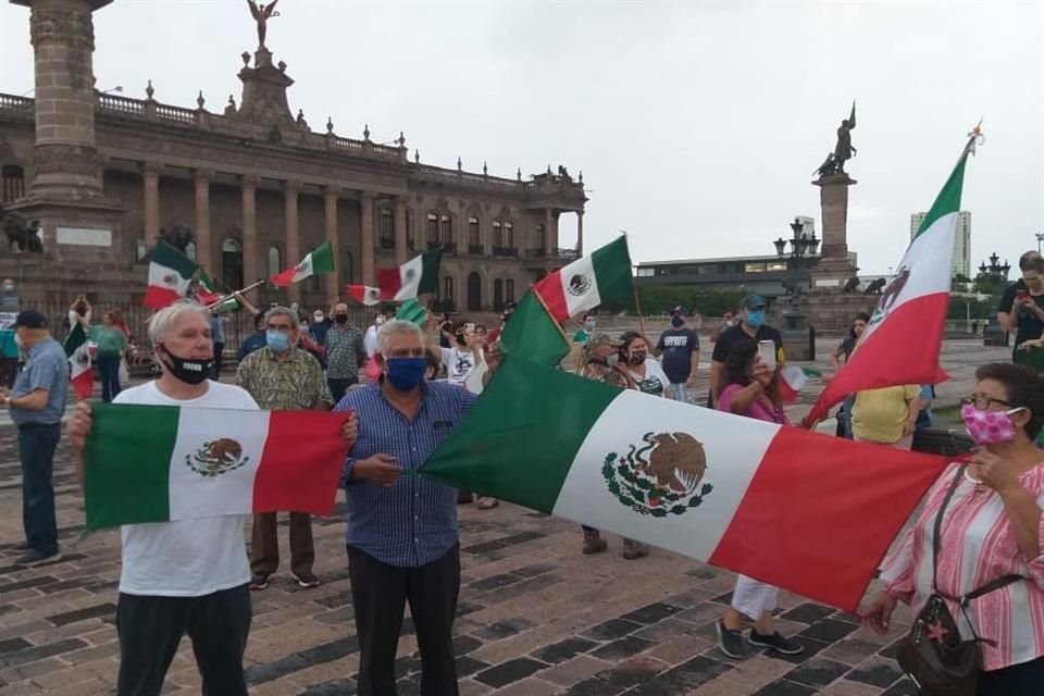 Luego de circular por diversas avenidas, la caravana llegó a la Macroplaza.