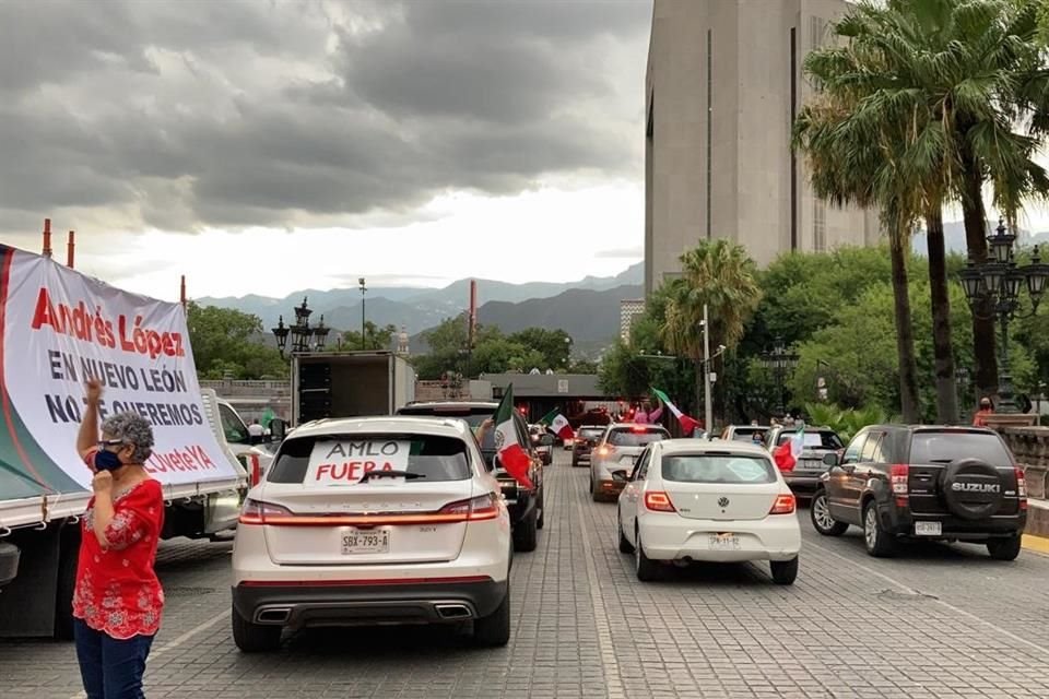 Decenas de autos fueron estacionados en tres de los cuatro carriles de la calle Zaragoza, ante la mirada de agentes de Tránsito de Monterrey y policías de Fuerza Civil.