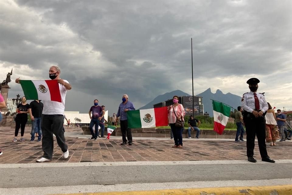 En el lugar se detectaron a varias personas sin guardar la sana distancia y sin portar bien el cubrebocas.