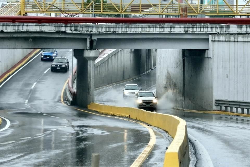 Algunos pasos a desnivel comienzan a encharcarse con la llegada de la tormenta tropical.