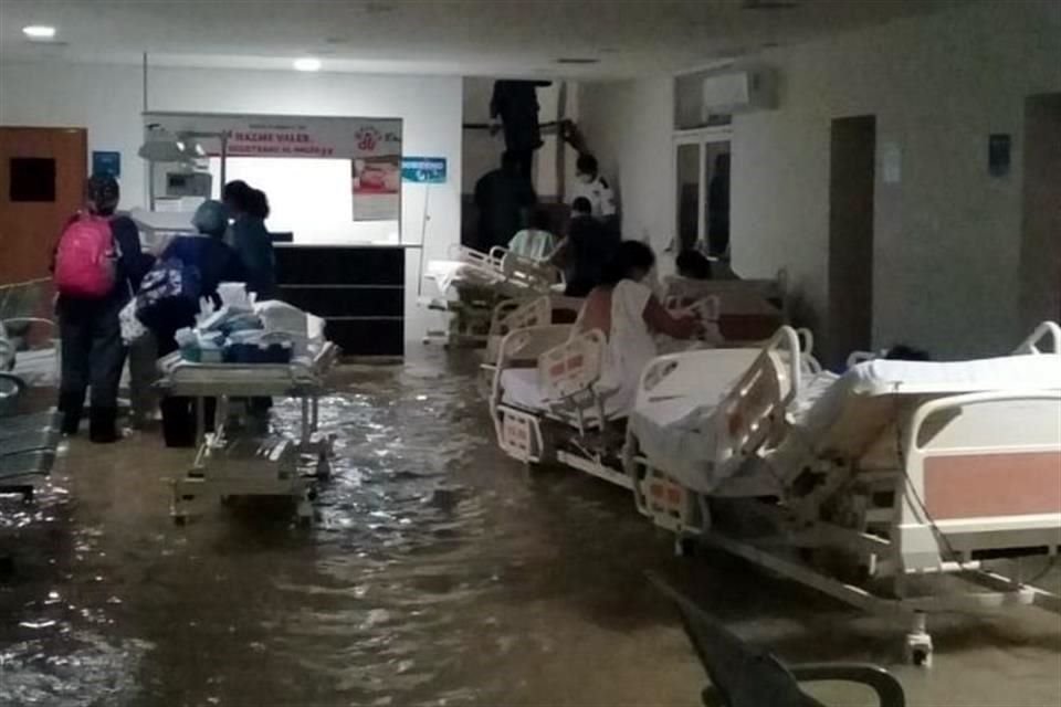 En el hospital materno-infantil de Reynosa el agua ingresó hasta el área de hospitalización.
