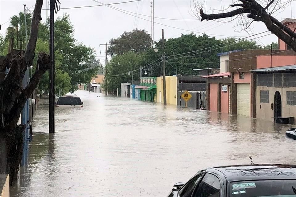 En algunas zonas de Reynosa las acumulaciones de agua superan un metro de altura.