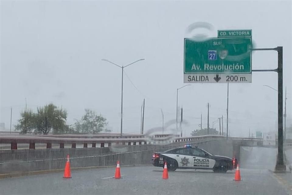 Autoridades mantienen cerrado el paso en la Avenida Constitución, a la altura de puente Revolución.