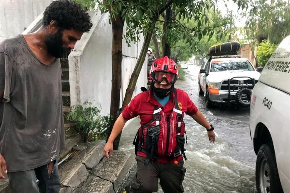 Un hombre qued en un recoveco mientras abajo de l arroyo pasaba con fuerza, en el Canal del guila.