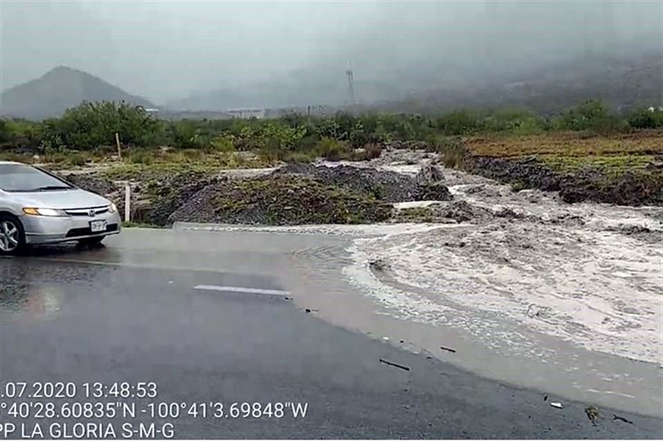 En la vía se presentaron varios deslaves y corrientes de agua sobre los carriles de circulación.