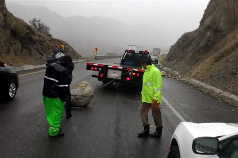 En la autopista se presentaron varios deslaves a consecuencia de las lluvias.