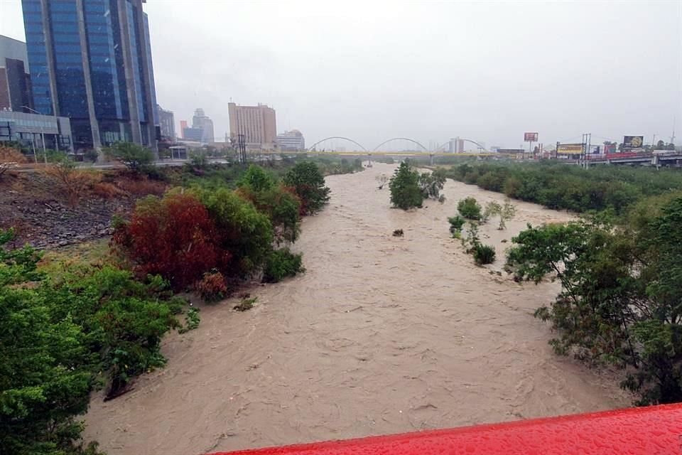 El ro Santa Catarina se encontraba al 40% de su capacidad a las 14:30 horas de este domingo.