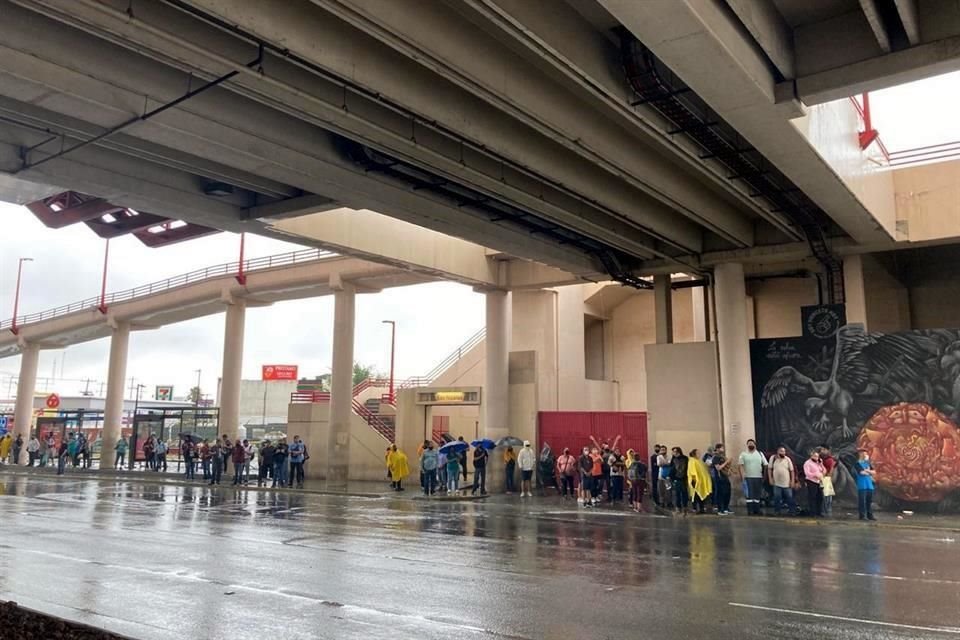 Usuarios se quedaron esperando el paso de las unidades del transporte en Avenida Universidad.