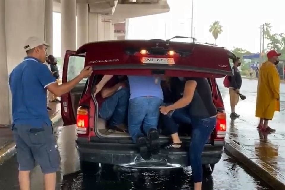 Varios usuarios abordaron una camioneta que se detuvo en la Estación Sendero ante la falta de transporte público.