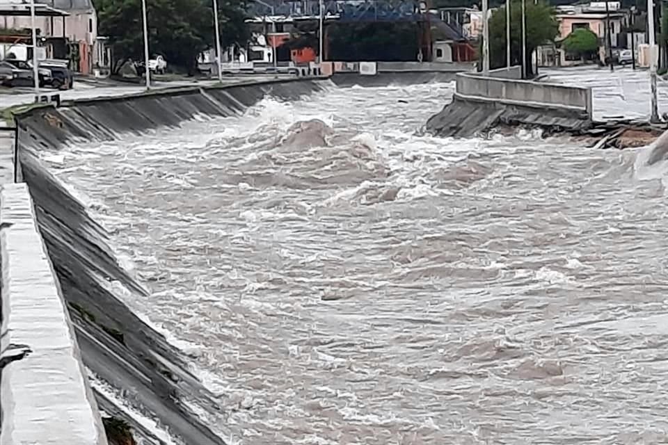 El Arroyo del Topo Chico se desbord alrededor de las 18:00 horas.