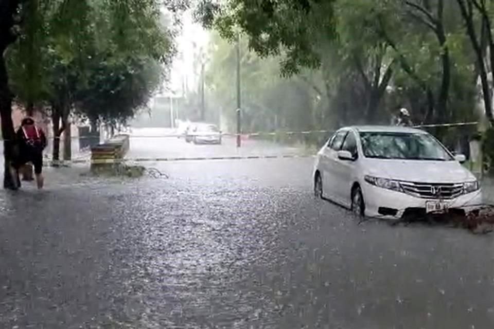 Elementos de Protección Civil de Monterrey restringieron las calles Nicaragua y Guayana Inglesa.