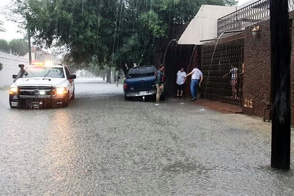 Habitantes de la Colonia Vista Hermosa pidieron a elementos de Proteccin Civil de Monterrey cerrar las vialidades.