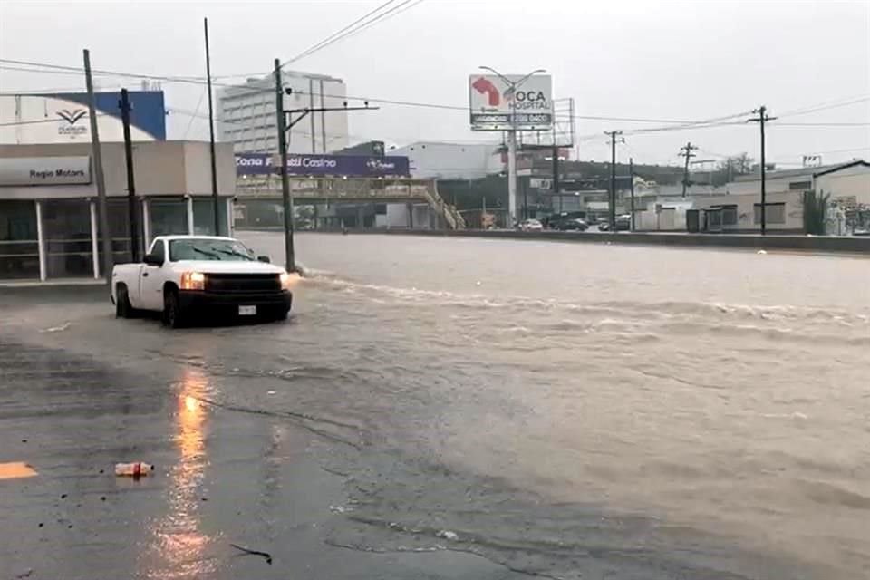 La Avenida Fidel Velázquez, entre Lincoln y Aztlán, quedó bajo el agua.