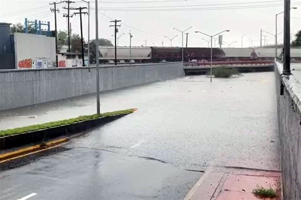 En el paso a desnivel de Bernardo Reyes y Ruiz Cortines el agua subió casi hasta llegar a la parte alta del puente.