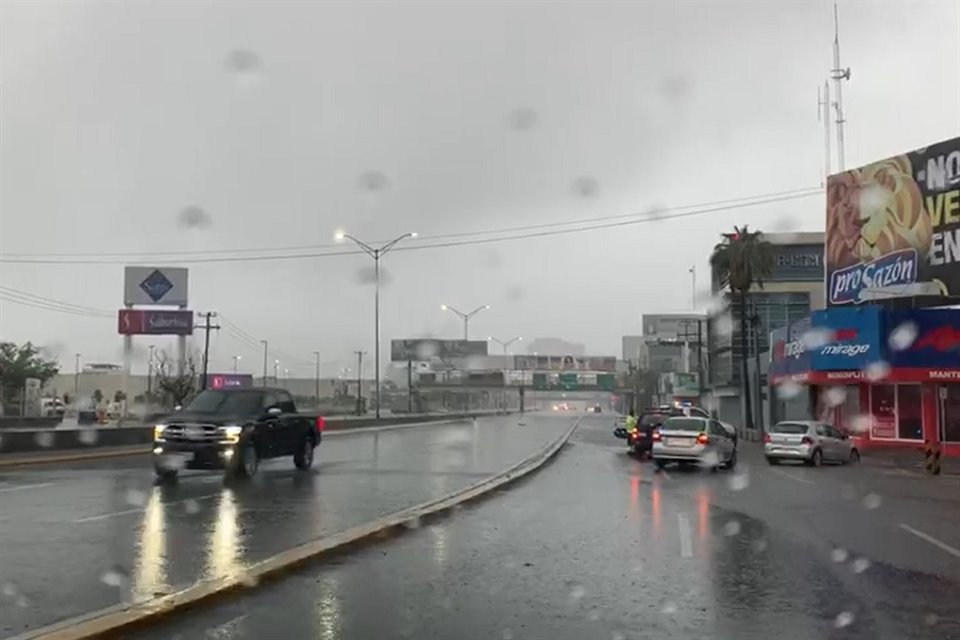 La Avenida Gonzalitos fue cerrada entre Ruiz Cortines y Lincoln.