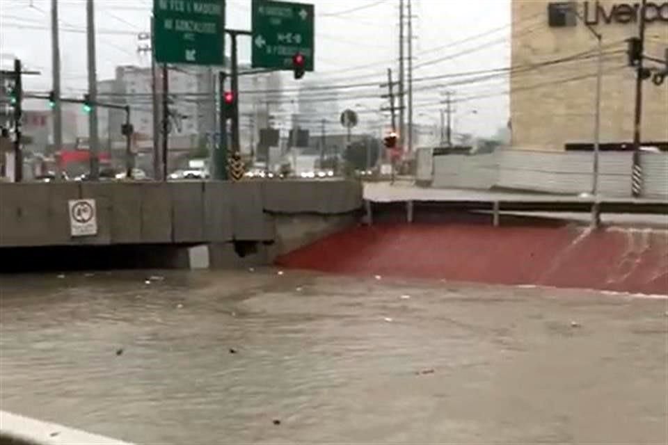 El paso a desnivel de Gonzalitos y Fleteros, a la altura de Galerías Monterrey, quedó completamente inundado.