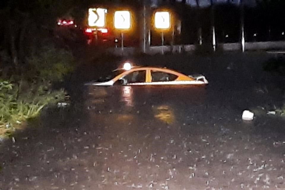 El conductor sali del vehculo cuando cay en la zona encharcada.