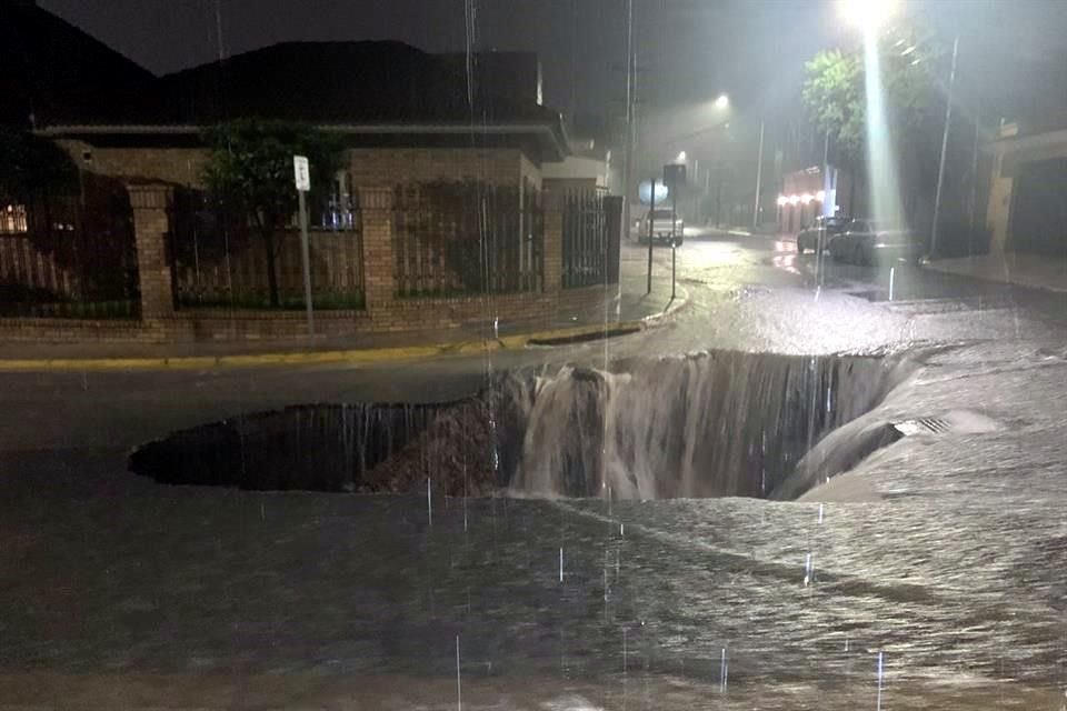 El socavn se form en el cruce de las calles Bosques de Chapultepec y Bosques del Istmo.