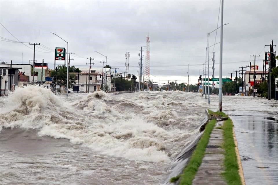 Las fuertes lluvias dejadas ayer por 'Hanna' rebasaron la capacidad del Arroyo Topo Chico (foto), en San Nicolás, lo que obligó a cerrar vialidades y evacuar familias.