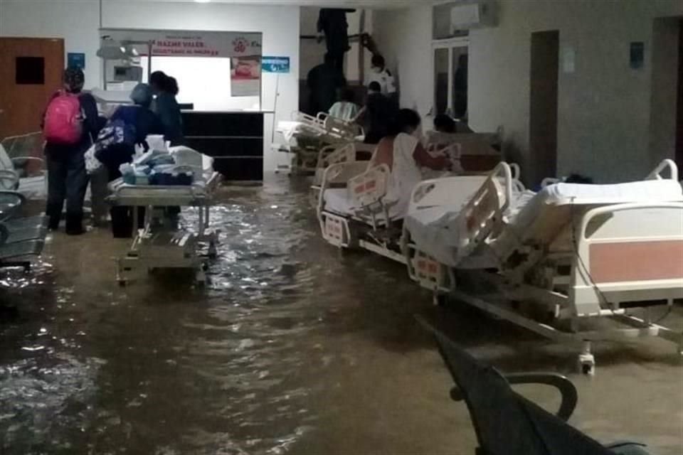 En el hospital materno-infantil de Reynosa el agua ingres hasta el rea de hospitalizacin.
