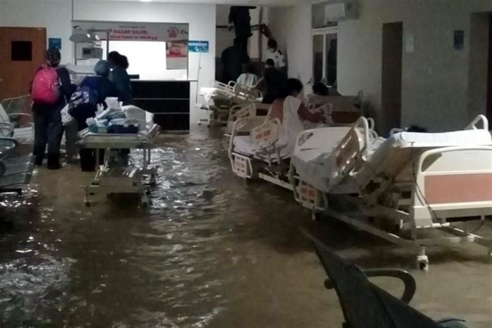 En el hospital materno-infantil de Reynosa el agua ingresó hasta el área de hospitalización.