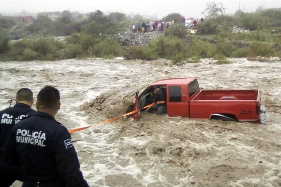 Agentes de la Policía Municipal de Saltillo rescataron a un hombre de 35 años y a su hijo de 11, que eran arrastrados por la corriente de un arroyo.