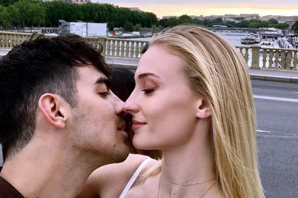 La actriz Sophie Turner y el cantante Joe Jonas han dado la bienvenida a su primer bebé, es una niña.