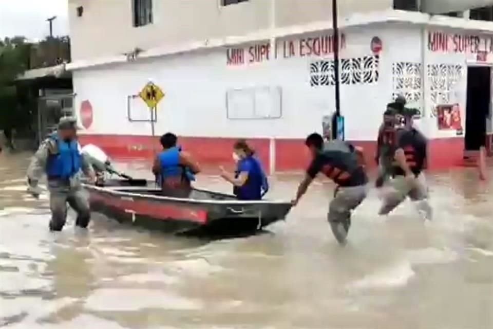Soldados, elementos de Protección Civil y agentes de Tránsito evacuan en lanchas a las familias que se vieron afectadas por las inundaciones.