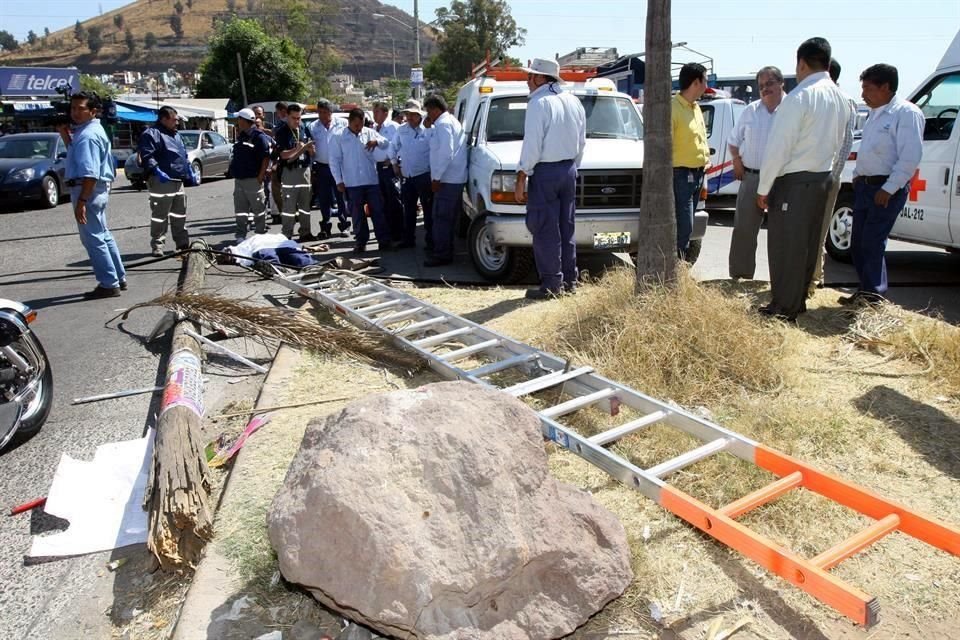 Junto con el poste en el que trabajaba, la vida de un hombre se vino abajo en cuestión de segundos.