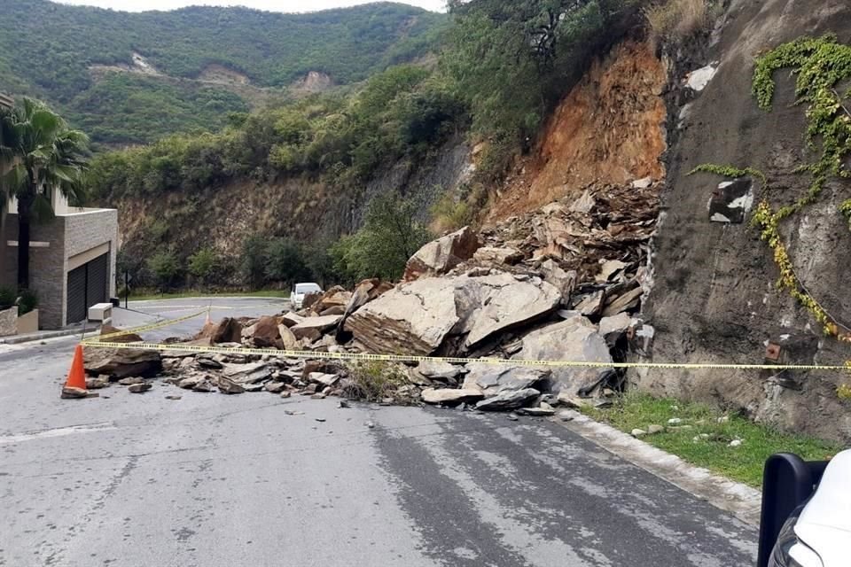 Rocas que cayeron de la pared de un talud bloquearon un carril de la calle Sevilla, en la Colonia Colonial San Agustín.