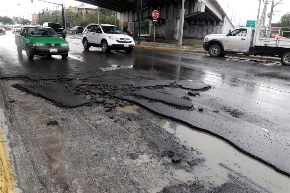 La carpeta asfáltica colocada recientemente en Ruiz Cortines y Rangel Frías, en Monterrey, se levantó con la lluvia.