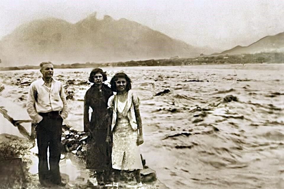 Regios se tomaron una foto en el Río Santa Catarina con su cauce lleno durante la inundación de 1938.