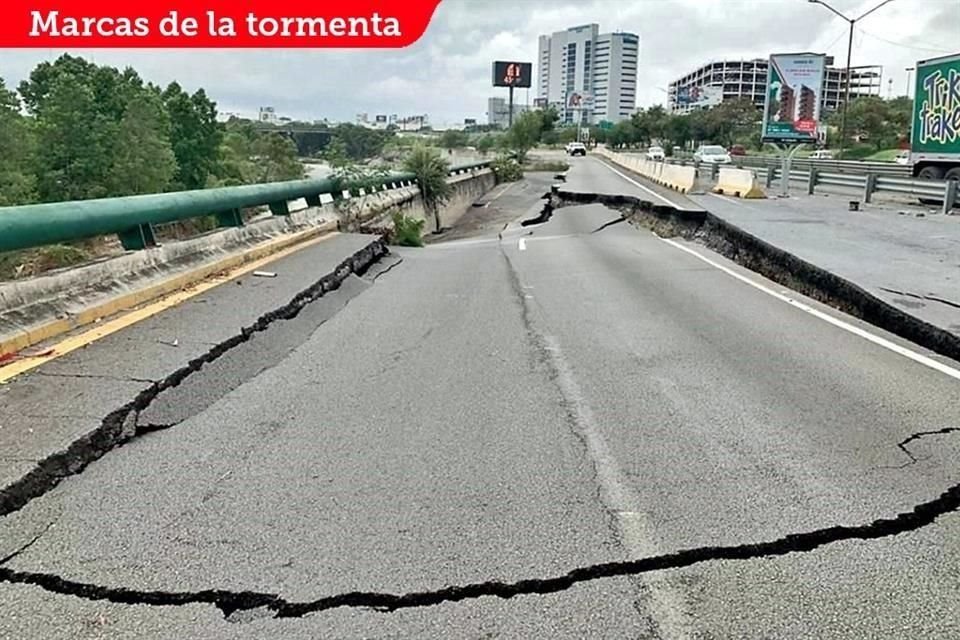 La intensa lluvia causó un deslave en la gaza que conecta la Avenida Bonifacio Salinas con el carril exprés de Miguel de la Madrid, en Guadalupe.