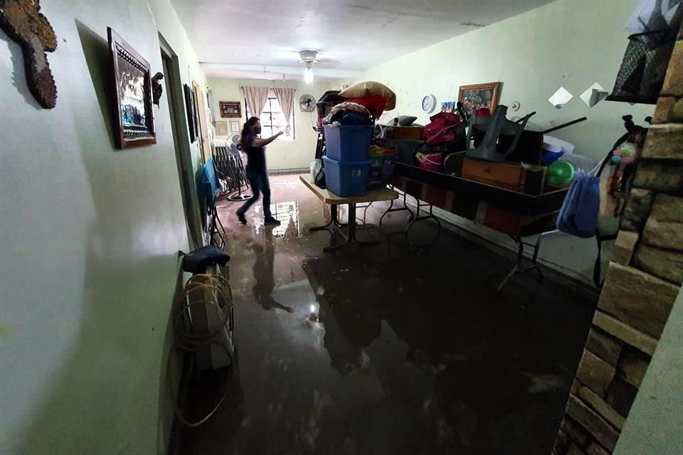 En la calle Cordillera de los Himalaya, en San Nicolás, las casas fueron inundadas por el agua del Arroyo Topo Chico.