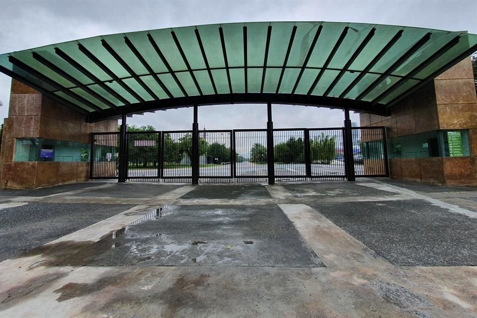 El Parque Fundidora adjudica contrato por 15.8 millones de pesos para rehabilitar banquetas perimetrales alrededor del Parque Fundidora.