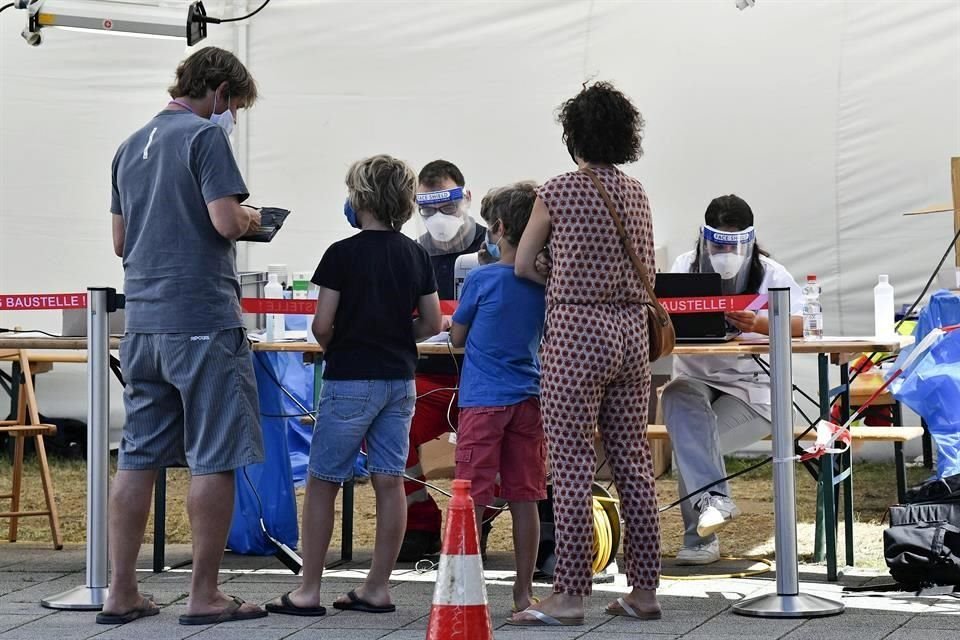 Pasajeros se realizan la prueba de Covid-19 en el aeropuerto de Colonia, Alemania.