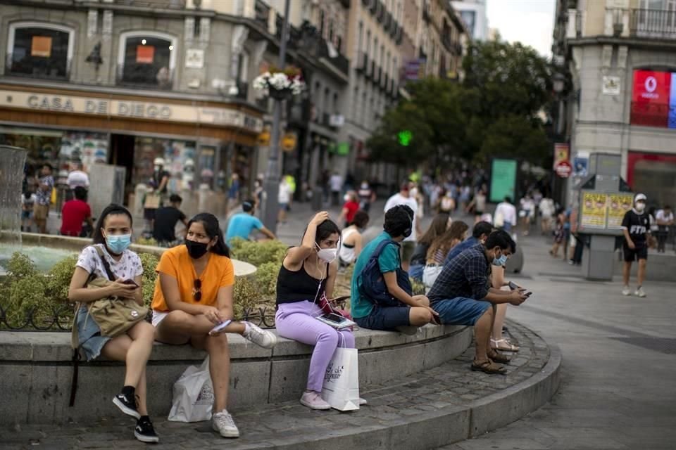 Personas en el centro de Madrid usan cubrebocas para prevenir la propagación del Covid-19.