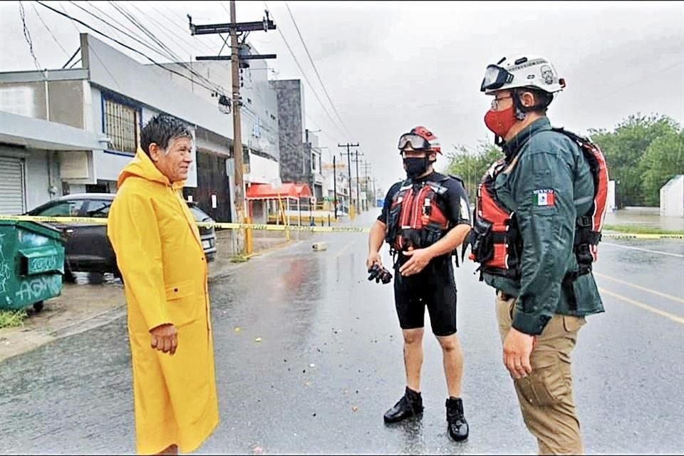 Elementos de PC de Monterrey salvaron a personas durante las lluvias de 'Hanna'.