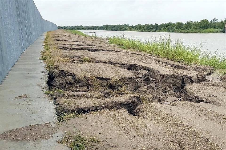 El muro construido por We Build the Wall se encuentra a sólo 10 metros del Río Bravo.