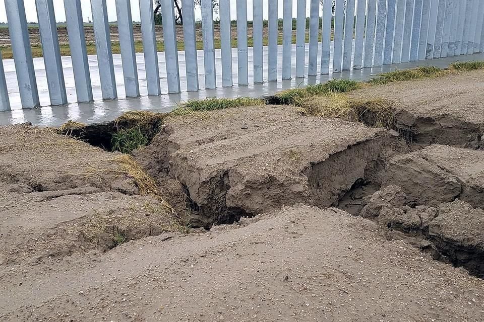 El suelo de sección de muro de Trump que fue construido con fondos privados resultó dañado por el paso de la tormenta Hanna en sur de Texas.