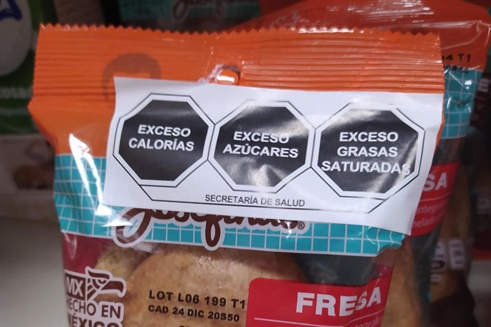 Hay marcas que sacaron dos líneas de productos, una 'normal' y otra con menos azúcar, para evitar sellos de advertencia.